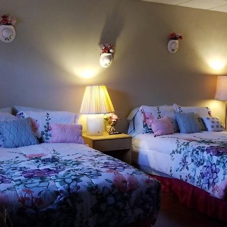 Pittsfield Motor Inn Экстерьер фото