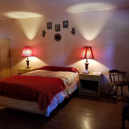 Pittsfield Motor Inn Экстерьер фото